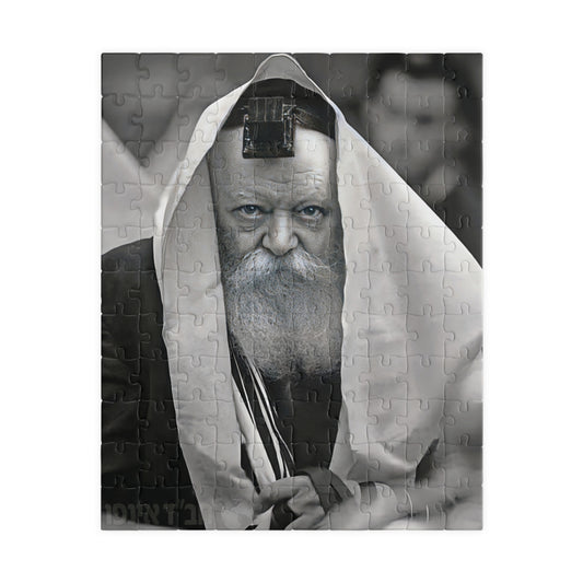 הרבי מליובאוויטש, רבי מנחם מנדל שניאורסון, שקוע בתפילה, עטוף בטלית ותפילין שלו.