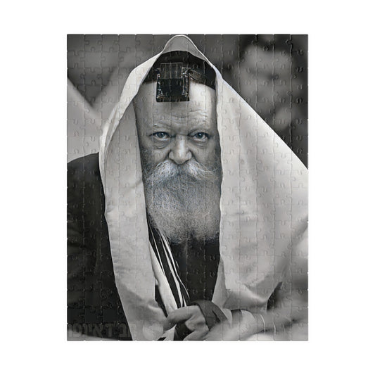 הרבי מליובאוויטש, רבי מנחם מנדל שניאורסון, שקוע בתפילה, עטוף בטלית ותפילין שלו.